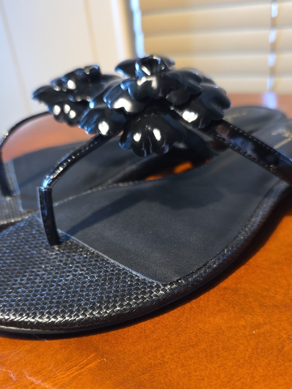 Paolo Black Floral Toe-Post Sandals with Glossy Flower Accent Size 9 - Picture 3 of 5
